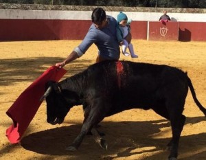 Fran Rivera torea con un bebé en brazos e incendia las Redes Sociales