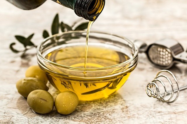 Aceite de oliva. Botella de aceite y olivas