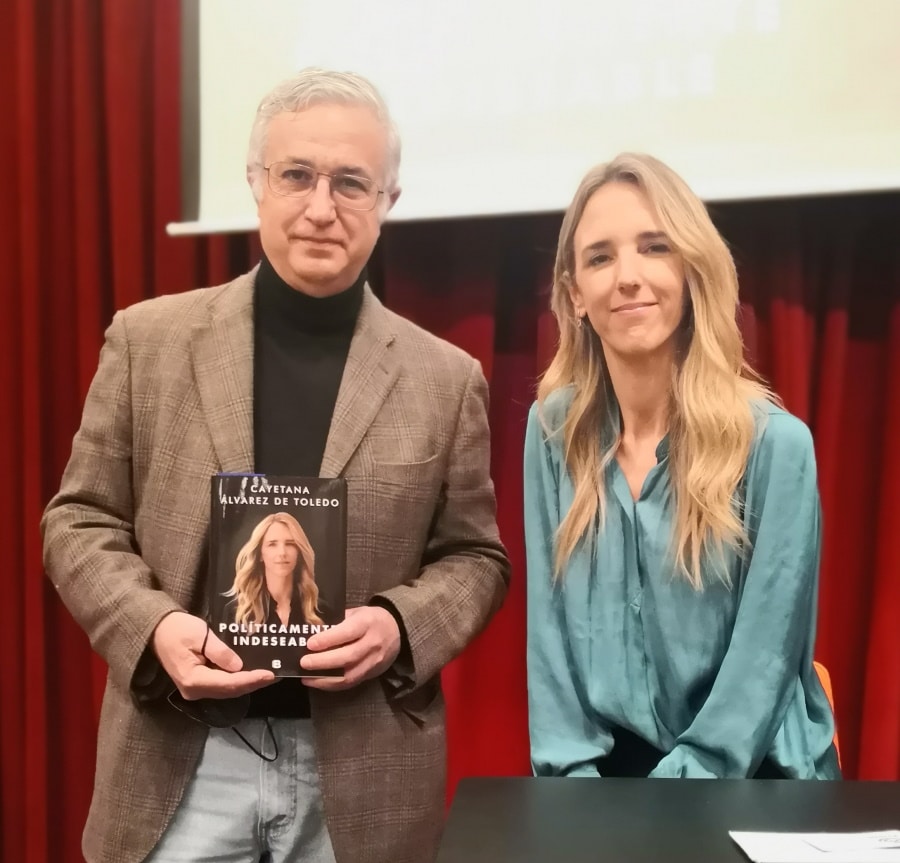 Cayetana Álvarez de Toledo autora de Políticamente Indeseable. Con Alex Borrás, autor del artículo