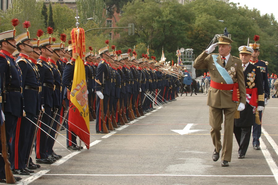 Angkatan Darat di Twitter. Ulasan Raja Juan Carlos
