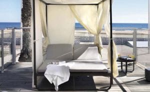 Una cama balinesa, el mueble de exterior que todos posturearán