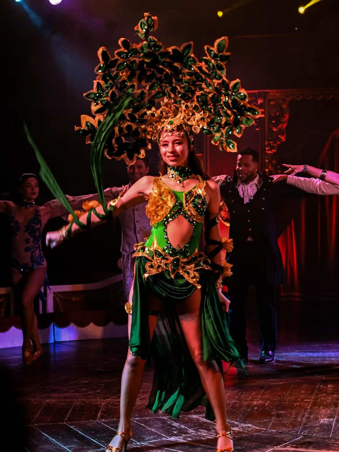 Circo Raluy. Artista del Raluy con los trajes del espectáculo Terra