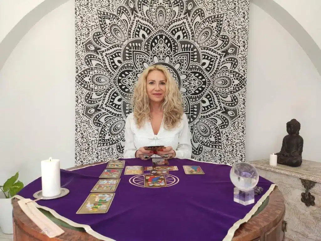 Elisa Montoro, la Tarotista Mística que Marca el Nuevo Año Espiritual en España. Foto de la tarotista.
