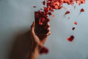 Deslizar sin parar: por qué la búsqueda del amor se convierte en un maratón emocional
